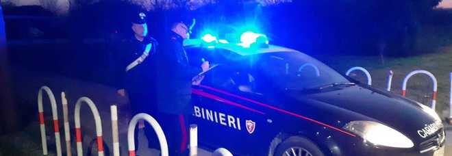 Lite, la moglie che scappa col figlio. Lui si spara. Il vicino: «Sono entrato e l'ho visto lì» Lite, la moglie che scappa col figlio. Lui si spara. Il vicino: «Sono entrato e l'ho visto lì»