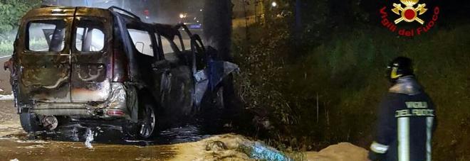 Auto a Gpl contro il palo, scoppia il rogo: intrappolati tra le fiamme