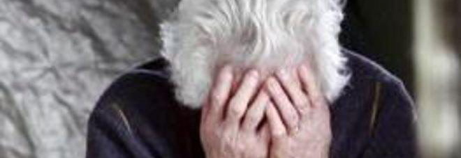 Due donne rapinano la borsa a un'anziana fratturandole una spalla Due donne rapinano la borsa a un'anziana fratturandole una spalla