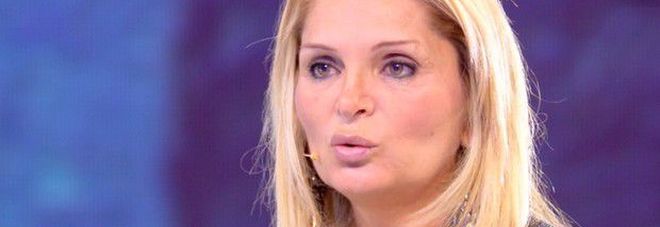 Ex moglie di Totò Schillaci strappa la carta d'indentità in tv: "Lo Stato mi ha massacrata"