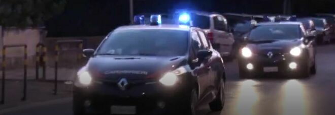 Tenta di uccidere il cugino per soldi: arrestato un 19enne nel Napoletano
