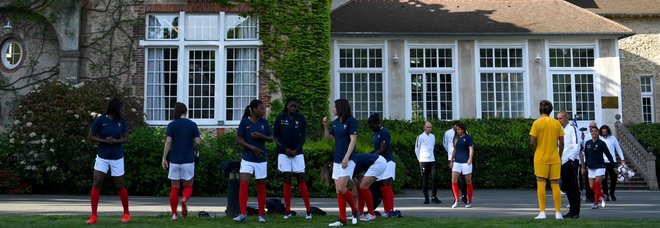 «Arrivano i maschi»: la nazionale femminile francese di calcio costretta a lasciare il centro federale