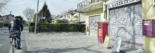«I soldi subito»: pistola contro ma il tabaccaio non si scompone «I soldi subito»: pistola contro ma il tabaccaio non si scompone