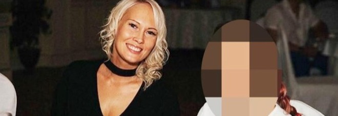 Vende on line la verginità della figlia 13enne: ma l'acquirente è un poliziotto sotto copertura Vende on line la verginità della figlia 13enne: ma l'acquirente è un poliziotto sotto copertura