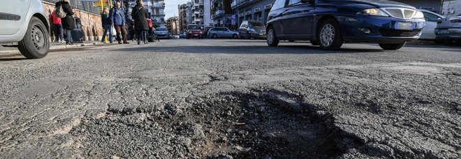 Fora la gomma in una buca a Roma: primo risarcimento Fora la gomma in una buca a Roma: primo risarcimento