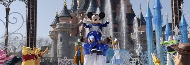 Disneyland, la svolta: per la prima volta alcolici serviti nel parco Disneyland, la svolta: per la prima volta alcolici serviti nel parco