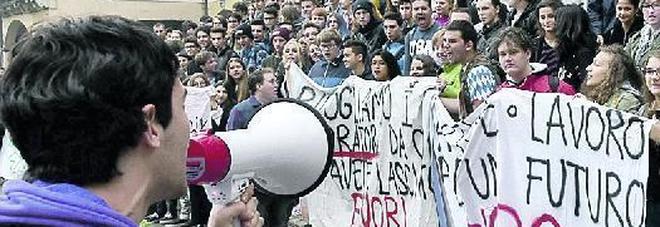 Studentesse molestate, identificati e sospesi 4 alunni del Bernardi Studentesse molestate, identificati e sospesi 4 alunni del Bernardi