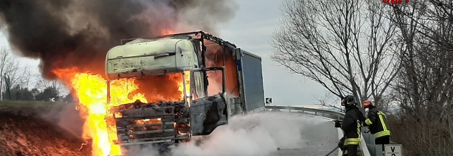 Camion avvolto dalle fiamme: momenti di terrore lungo la strada provinciale