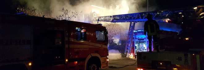 Scorda la pentola sul fornello: casa a fuoco. Intrappolata tra le fiamme