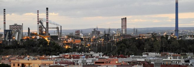 Ilva, siglato l'accordo: 10.700 assunzioni. I sindacati: ora referendum tra i lavoratori Ilva, siglato l'accordo: 10.700 assunzioni. I sindacati: ora referendum tra i lavoratori