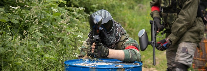 Spara tre colpi di pistola
contro due auto: era convinto
di giocare a paintball