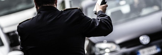«L'auto qui non può stare» automobilista aggredisce i vigili e gli sputa in faccia «L'auto qui non può stare» automobilista aggredisce i vigili e gli sputa in faccia