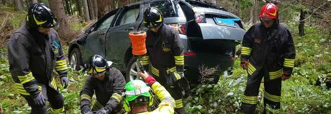 Fa retromarcia finisce con l'auto nel burrone: sopravvissuta a un volo di 50 metri Fa retromarcia finisce con l'auto nel burrone: sopravvissuta a un volo di 50 metri