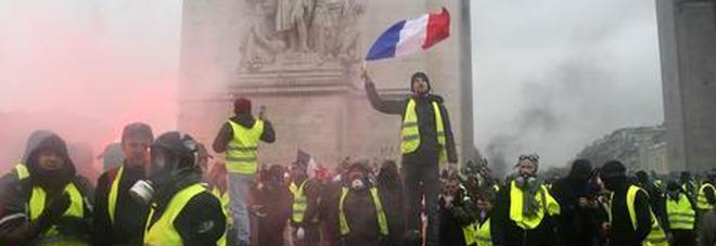 Gilet gialli di nuovo in piazza, guerriglia a Bordeaux Gilet gialli di nuovo in piazza, guerriglia a Bordeaux