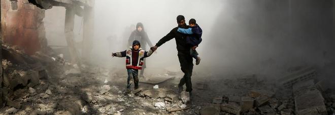 Gli effetti dei raid aerei condotti da lunedì dal regime siriano sulla roccaforte ribelle della Ghouta orientale Gli effetti dei raid aerei condotti da lunedì dal regime siriano sulla roccaforte ribelle della Ghouta orientale