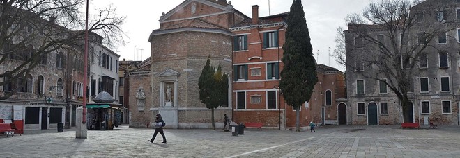 Gruppo di minorenni aggredisce straniero, lui interviene e viene offeso e seguito Gruppo di minorenni aggredisce straniero, lui interviene e viene offeso e seguito
