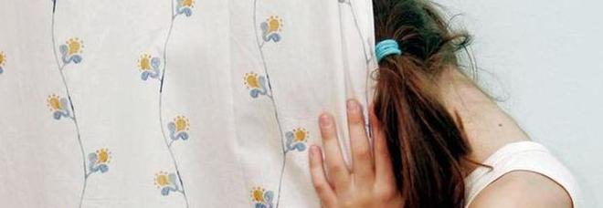 Militare 30enne, padre di famiglia, costringe una tredicenne a fare sesso e poi mette le foto sui social