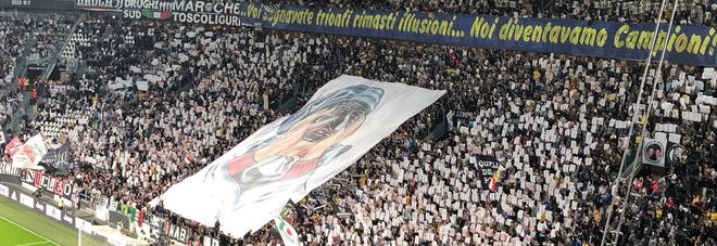 Dalla curva della Juve un Pulcinella
che piange: «Noi campioni»