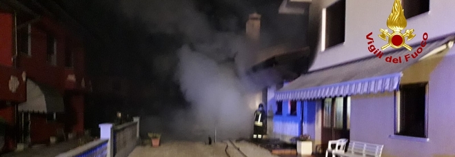 Casa a fuoco, mamma e figlie
in salvo: poi la 46enne
rientra, cade e muore