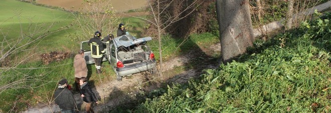 Ragazzo finisce con l'auto
nella scarpata e si schianta
contro una quercia: è grave