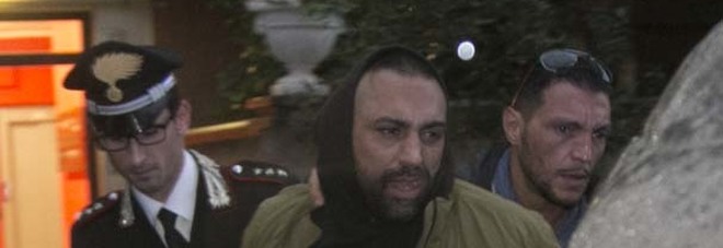 Reporter pestato, fermato Spada
Ma il quartiere lo difende Reporter pestato, fermato Spada
Ma il quartiere lo difende