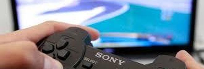 Il figlio ruba la playstation, madre e padre l'energia elettrica Il figlio ruba la playstation, madre e padre l'energia elettrica