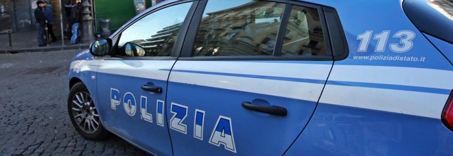 Entra nel supermercato e prende a martellate due clienti: fermato dalla Polizia