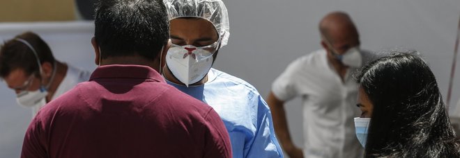 Coronavirus a Roma, sul volo dal Qatar con i bengalesi 5 passeggeri positivi tra i 97 autorizzati a sbarcare