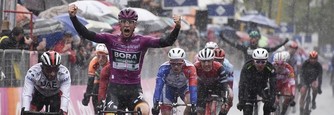 Giro d'Italia, Demare batte Viviani allo sprint di Modena