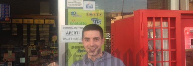 Daniele Luciani titolare della tabaccheria dove è stato venduito il biglietto da 300mila euro Daniele Luciani titolare della tabaccheria dove è stato venduito il biglietto da 300mila euro