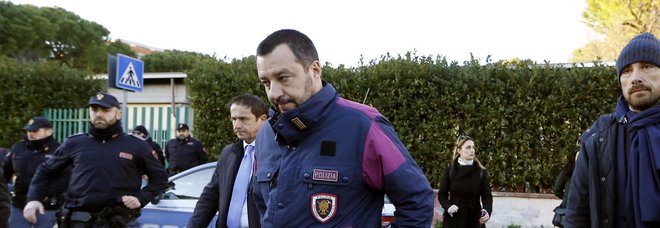 Matteo Salvini con la giacca della polizia Matteo Salvini con la giacca della polizia