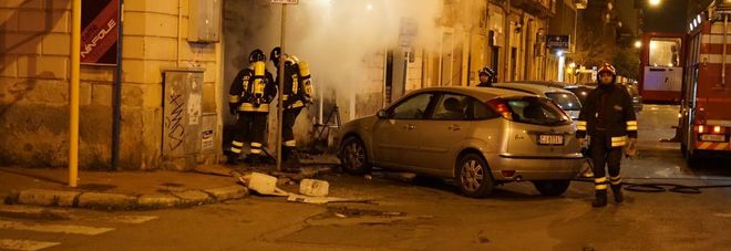 Il materasso prende fuoco, salvato un clochard Il materasso prende fuoco, salvato un clochard