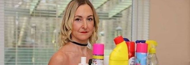 Mamma 35enne lascia il lavoro e fonda un'impresa di pulizie "particolare": lavora nuda