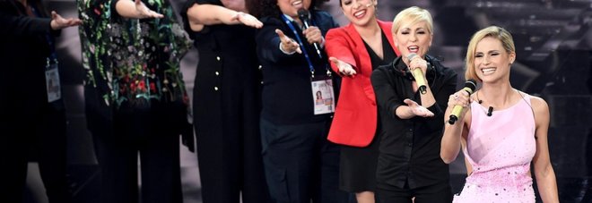 Sanremo, finta contestazione a Michelle: è flashmob contro violenza donne Sanremo, finta contestazione a Michelle: è flashmob contro violenza donne