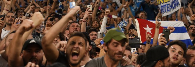 Napoli, la festa dei mille garibaldini
a Torino: «Diventiamo campioni»