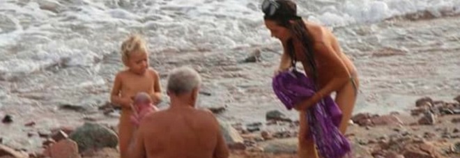 Partorisce nel Mar Rosso: le immagini fanno il giro del mondo