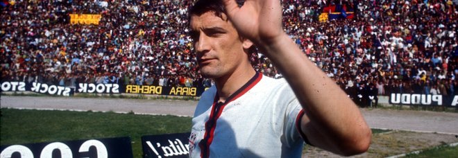Gigi Riva in una foto d'epoca con la maglia del Cagliari Gigi Riva in una foto d'epoca con la maglia del Cagliari