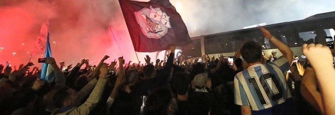 Napoli, la notte di Capodichino:
l'abbraccio dei diecimila agli azzurri