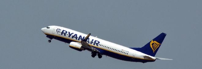 Aereo Ryanair sequestrato prima del decollo in Francia Aereo Ryanair sequestrato prima del decollo in Francia