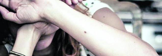 Amante in casa con i figli e moglie usata come "posacenere umano" Amante in casa con i figli e moglie usata come "posacenere umano"