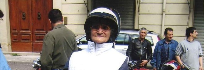 Luisa, a 108 anni testimonial sicurezza stradale: «Con il mio presepe nel casco ricordo ai ragazzi di non correre»