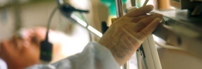 Caduto o spinto fuori dal bar? Un operaio di 45 anni in coma: giallo a Tolmezzo Caduto o spinto fuori dal bar? Un operaio di 45 anni in coma: giallo a Tolmezzo