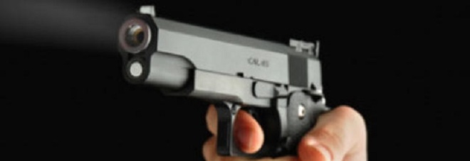 Sperona con l'auto l'ex fidanzata e le spara 5 colpi di pistola Sperona con l'auto l'ex fidanzata e le spara 5 colpi di pistola