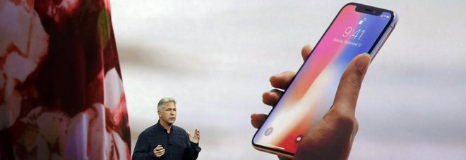 Apple, in arrivo tre nuovi iPhone: nuovi colori e maxi-display (uno sarà più economico) Apple, in arrivo tre nuovi iPhone: nuovi colori e maxi-display (uno sarà più economico)