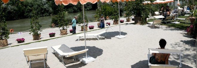 Apre la spiaggia sul Tevere
I bagnanti? Sono dipendenti comunali Apre la spiaggia sul Tevere
I bagnanti? Sono dipendenti comunali