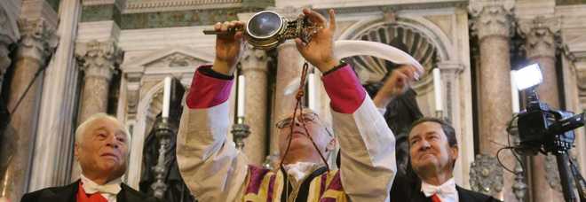 Napoli, San Gennaro compie
il miracolo di dicembre:
sangue sciolto alle 10.11