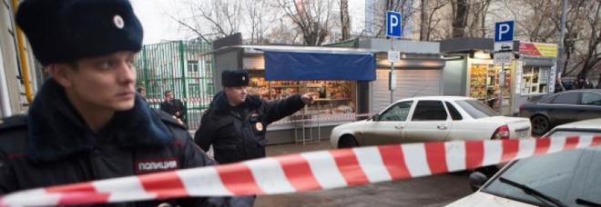 Ragazzina di 13 anni si spara al volto mentre si scatta un selfie con in mano la pistola del papà