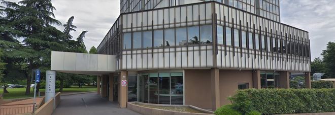 Commando armato irrompe in hotel 4 stelle: via bancomat e contanti