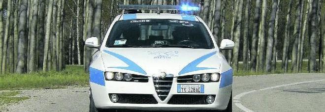 Suv a 150 all'ora nel traffico: non era assicurato e il conducente aveva la patente sospesa da 20 anni Suv a 150 all'ora nel traffico: non era assicurato e il conducente aveva la patente sospesa da 20 anni