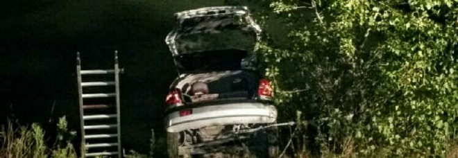 Auto sbanda e finisce nell'Adige, miracolati i due occupanti